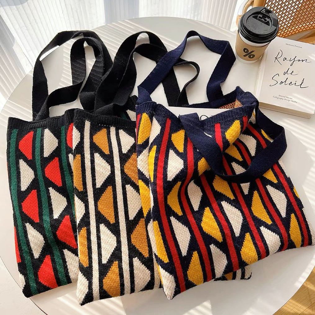 Gestrickte Einkaufstasche in geometrischer Kontrastfarbe - - Gestrickte Einkaufstasche in geometrischer Kontrastfarbe - € - - Concept Frankfurt
