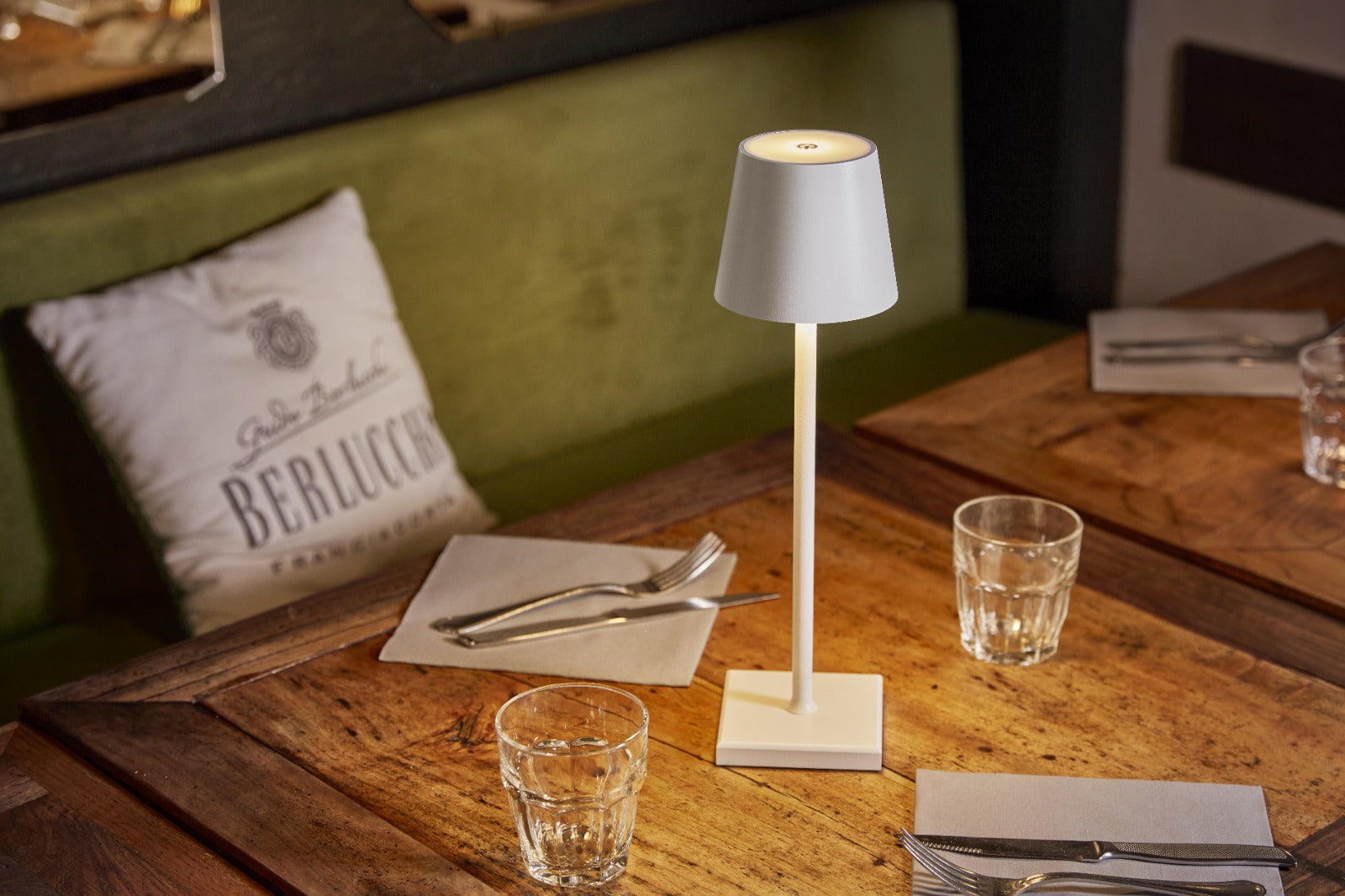 Ilumi | Tischleuchte mit Touch-Steuerung - - Ilumi | Tischleuchte mit Touch-Steuerung - € - Außenlampen Tischlampen Tragbare Lampen - Concept Frankfurt