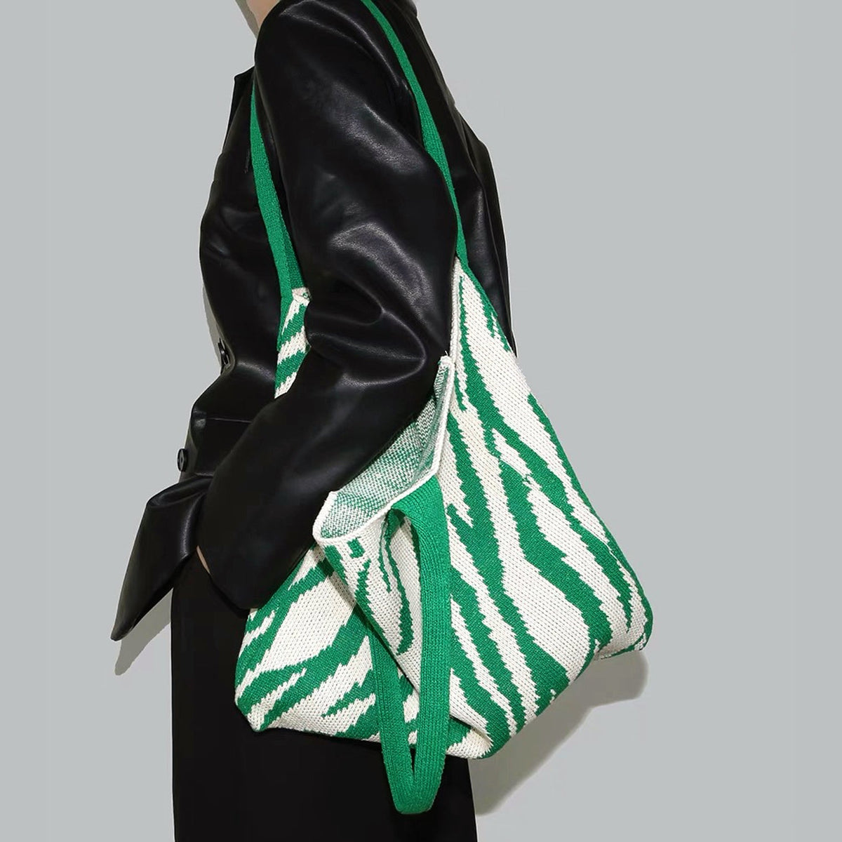 Gestrickte Einkaufstasche mit Zebra-Print - - TascheGestrickte Einkaufstasche mit Zebra-Print - € - - Concept Frankfurt